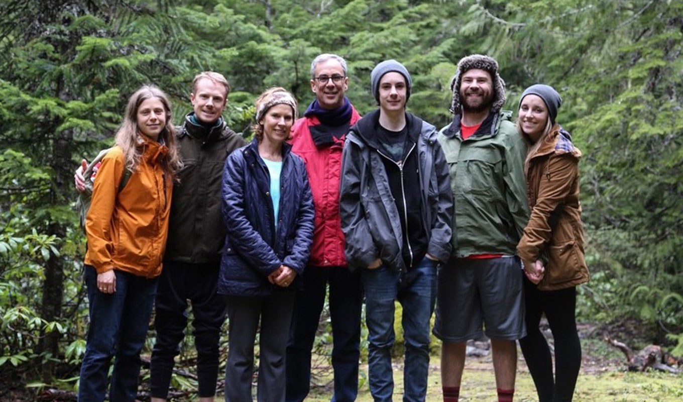 The full Starnes family posing in nature