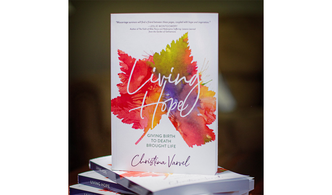 Book cover of "Living Hope: Giving Birth to Death Brought Life"